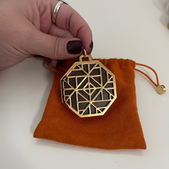 NEW Tory Burch Statement Necklace with Lip Balm & Pouch - Picture 12 of 16